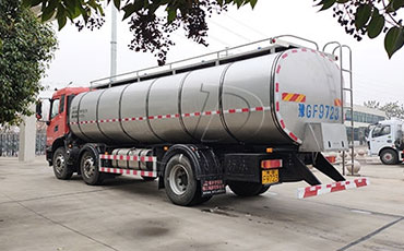 新東鮮奶運(yùn)輸車落地哈薩克斯坦，開啟“一帶一路”乳業(yè)運(yùn)輸新紀(jì)元